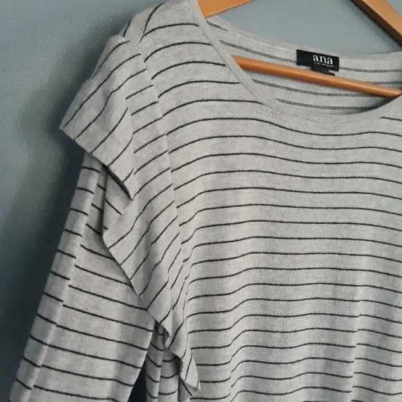 Ladies Sweater - Picture 3 of 5